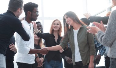 Bir grup mutlu genç meslektaşlarını tebrik ediyor.