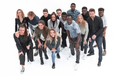İlerlemeye başlayan geniş bir grup genç insan.