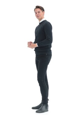 Tam boy. Sıradan giyinmiş zarif bir genç adam.