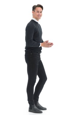 Tam boy. Sıradan giyinmiş zarif bir genç adam.