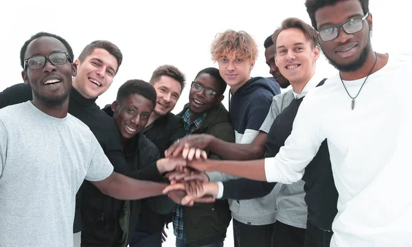 Grupp av olika ungdomar som visar sin enhet — Stockfoto