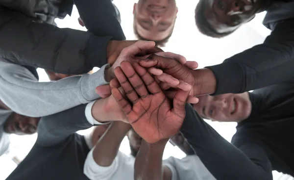 Κάτω όψη. μια ομάδα διαφορετικών νέων που ενώνουν τα χέρια τους — Φωτογραφία Αρχείου