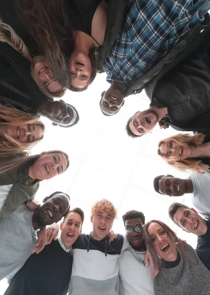 Nahaufnahme. Gruppe fröhlicher junger Leute steht im Kreis — Stockfoto