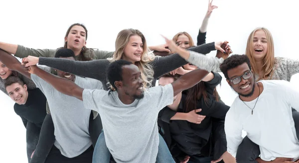 Gruppo di diversi giovani amanti del divertimento in piedi insieme — Foto Stock