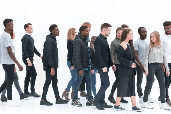 Gruppe unterschiedlicher junger Leute, die in eine Richtung gehen — Stockfoto