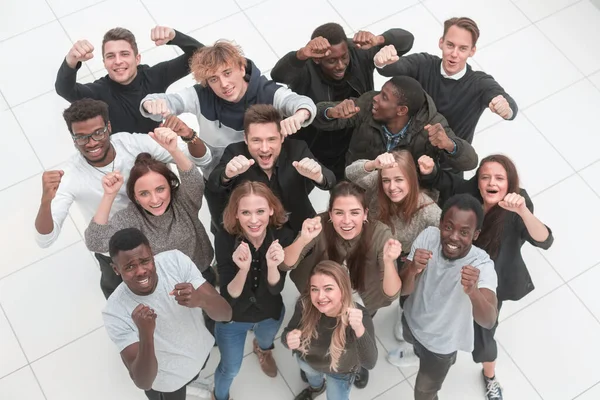 Team unterschiedlicher junger Leute blickt in die Kamera — Stockfoto