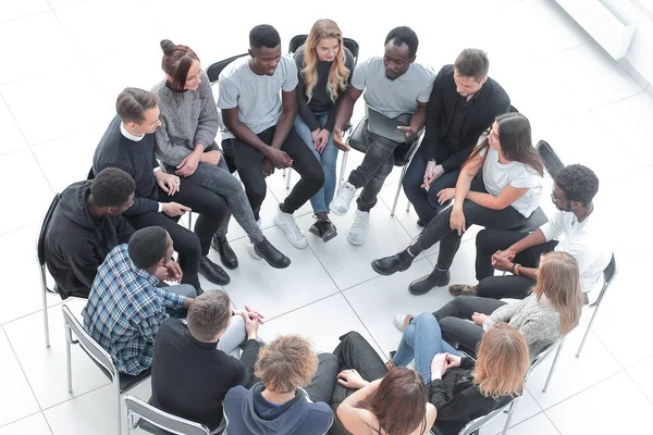 Grupo de jovens que discutem os seus problemas num seminário em rede — Fotografia de Stock