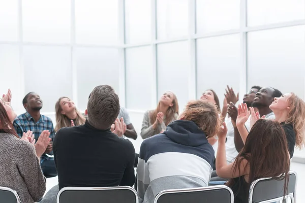 Fecha. participantes no seminário de negócios que aplaudem em conjunto — Fotografia de Stock