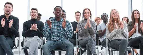 Smiling young people applauding at a business seminar. — Stock Photo, Image