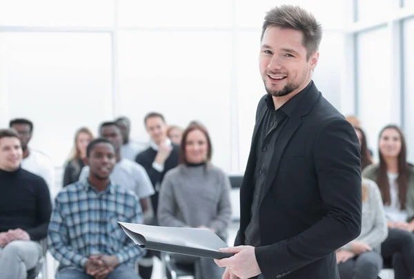 Altoparlante con appunti in piedi nella sala conferenze — Foto Stock