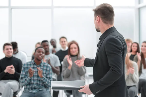 Oratore e un gruppo di diversi giovani ascoltatori in una sala conferenze — Foto Stock