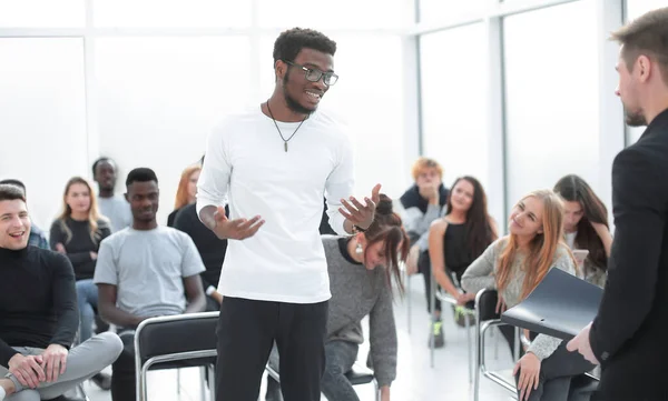 Intervenant discutant de quelque chose avec un jeune auditeur — Photo