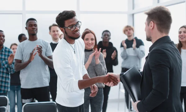 Teilnehmer des Wirtschaftsforums schütteln die Hände — Stockfoto