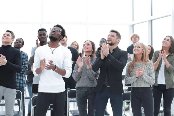 Groep van verschillende jongeren applaudisseren samen. — Stockfoto