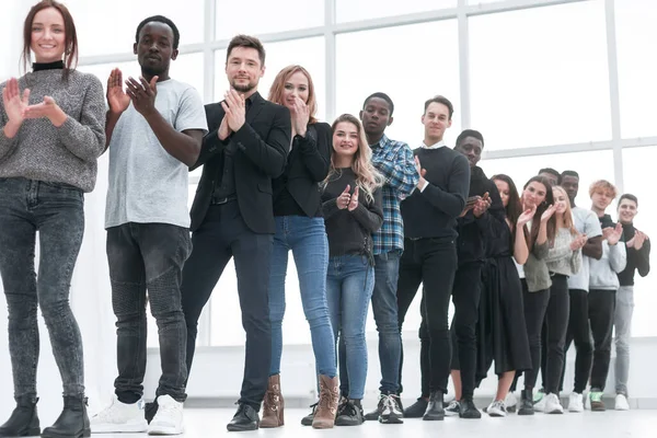 Olika ungdomar applåderar stående i kö — Stockfoto