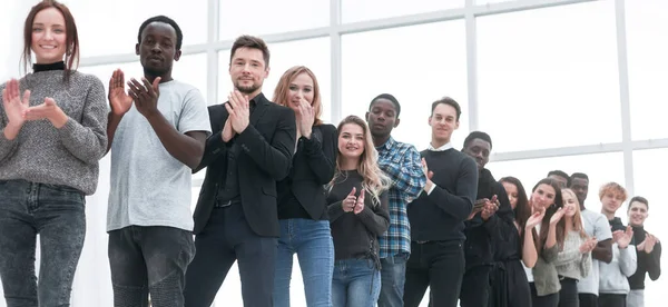 Diverse jongeren applaudisseren in de rij — Stockfoto