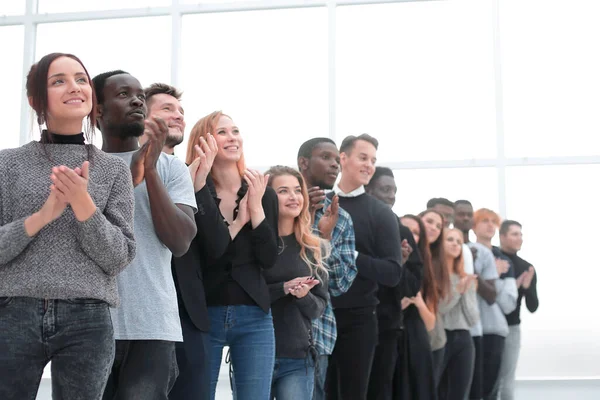 Skupina různorodých mladých lidí tleskat stojí v řadě — Stock fotografie