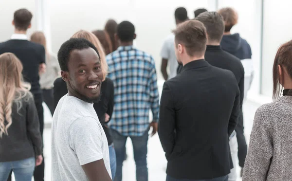 Grupo de jovens diversos de pé no lobby do escritório — Fotografia de Stock