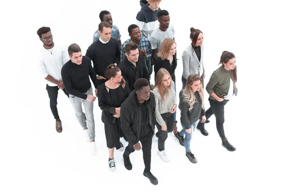 Gruppe unterschiedlicher junger Leute geht gemeinsam spazieren — Stockfoto