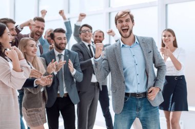 Mutlu iş ekibi başarılı bir projemizin liderini alkışlıyor.