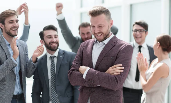 Close up. cheerful company employees congratulating their colleague — Stock Photo, Image