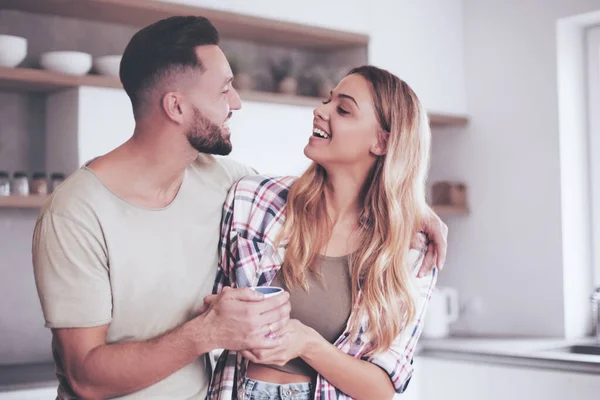 Feliz pareja joven en la cocina en buen tiempo de la mañana —  Fotos de Stock