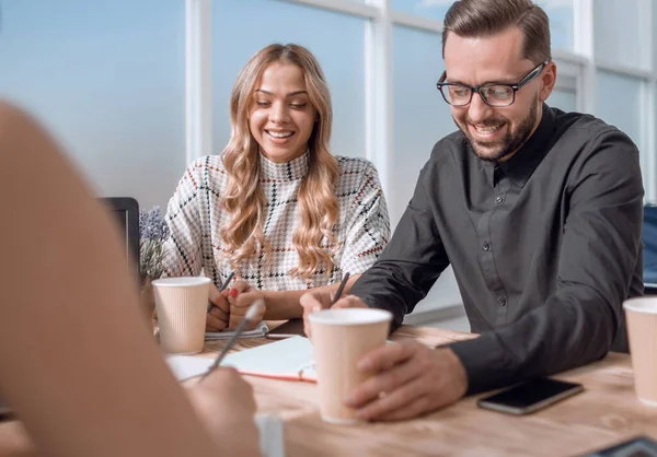 Equipo de negocios en una reunión en la oficina — Foto de Stock