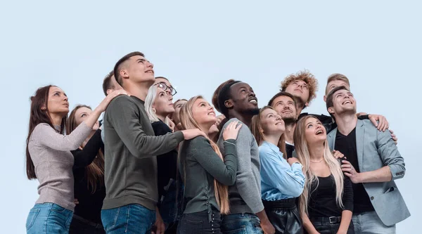 Grande grupo de jovens diversificados olhando para cima espero — Fotografia de Stock