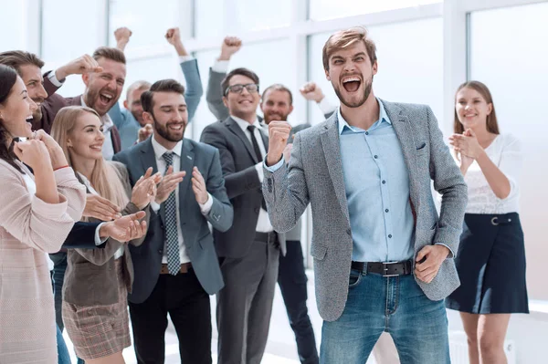 Feliz equipo de negocios aplaudiendo al líder de un proyecto exitoso —  Fotos de Stock