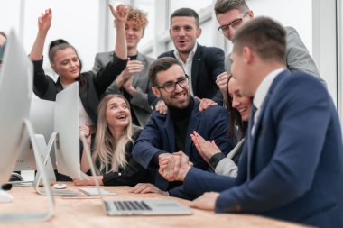 Mutlu iş arkadaşları el sıkışıyor..