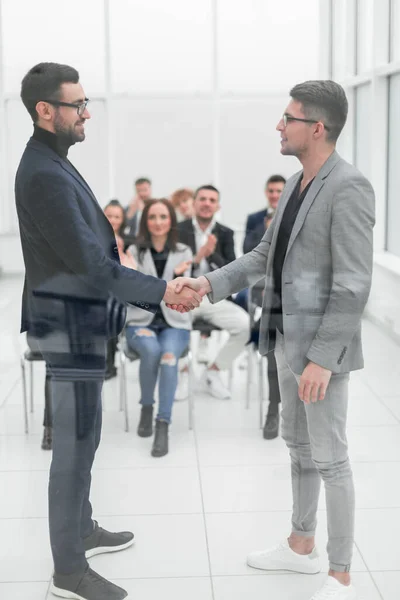 Två intelligenta affärsmän står i konferensrummet. — Stockfoto
