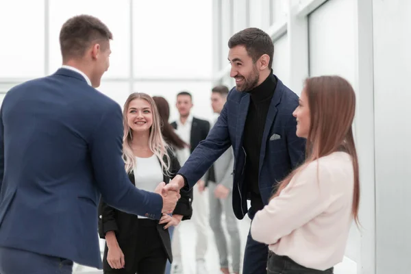 幸せなビジネスの人たちが握手をしたり. — ストック写真