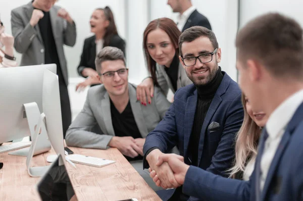 De cerca. apretón de manos durante una reunión de trabajo . — Foto de Stock