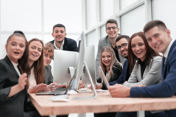 Jeunes employés professionnels assis ensemble au bureau Bureau . — Photo