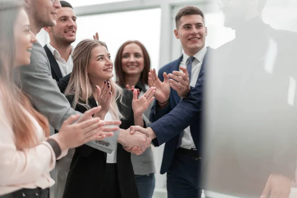 Бізнес-партнери тремтять руками в сучасному офісі . — стокове фото