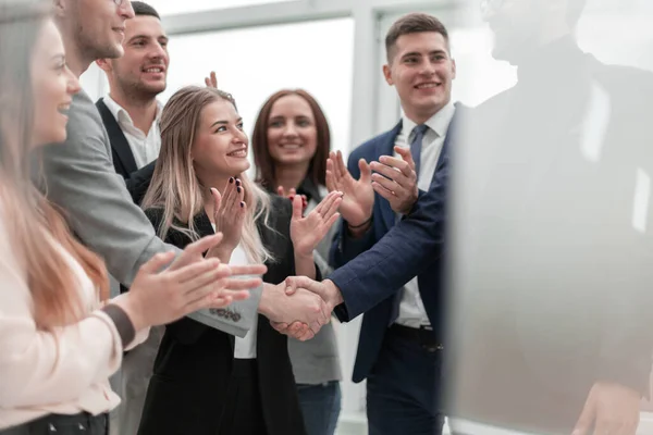 Socios de negocios estrechando la mano en una oficina moderna . — Foto de Stock