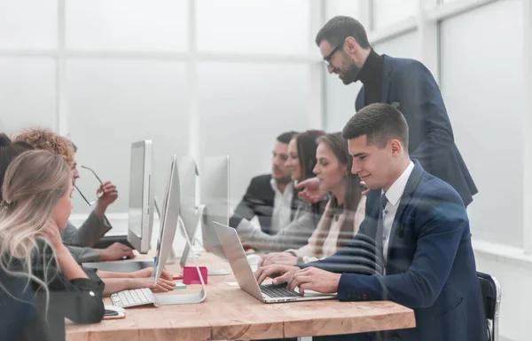 Funcionários trabalham em computadores em um escritório moderno — Fotografia de Stock