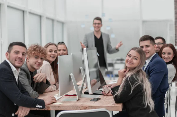 Jefe del proyecto celebra una reunión de trabajo con el grupo de trabajo. — Foto de Stock