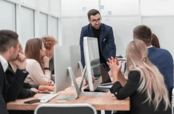 Empresario mantiene una reunión de trabajo con el equipo de negocios. — Foto de Stock