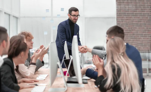 Pessoas de negócios apertando as mãos em uma reunião de trabalho — Fotografia de Stock
