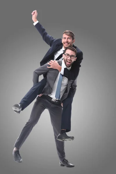 Homme d'affaires heureux portant son collègue sur le dos — Photo