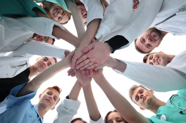 Vista inferior. um grupo de colegas médicos unindo as mãos. — Fotografia de Stock