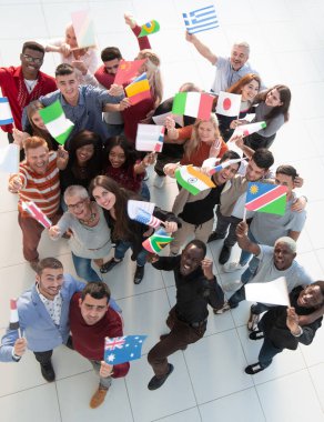 Üst düzey uluslararası arkadaşlar bayraklarla birlikte duruyorlar