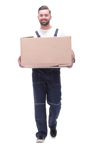 En pleno crecimiento. sonriente hombre lleva una gran caja de cartón — Foto de Stock