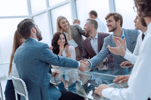 Gente de negocios estrechando las manos sentados en la oficina Escritorio — Foto de Stock