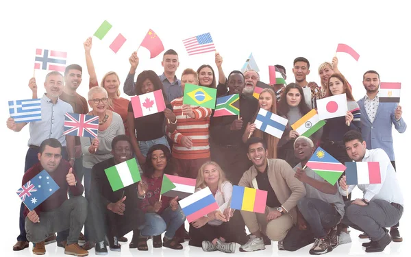 Grupo de pessoas diversas de pé com bandeiras diferentes países — Fotografia de Stock