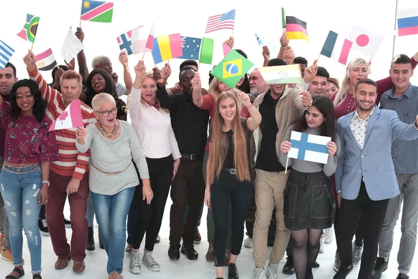 Skupina hrdých různorodých lidí se svými národními vlajkami — Stock fotografie