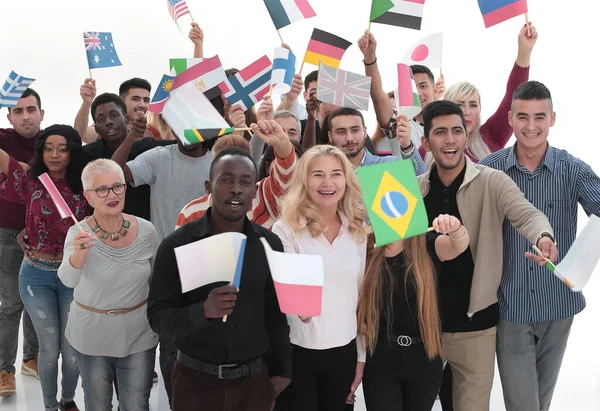 Cool grupp människor, kvinna och man glad och upphetsad med flaggor — Stockfoto