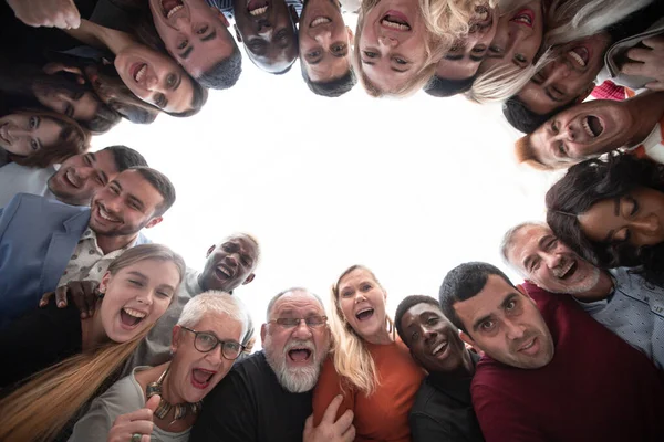 Leende multietnisk grupp titta ner på kameran — Stockfoto