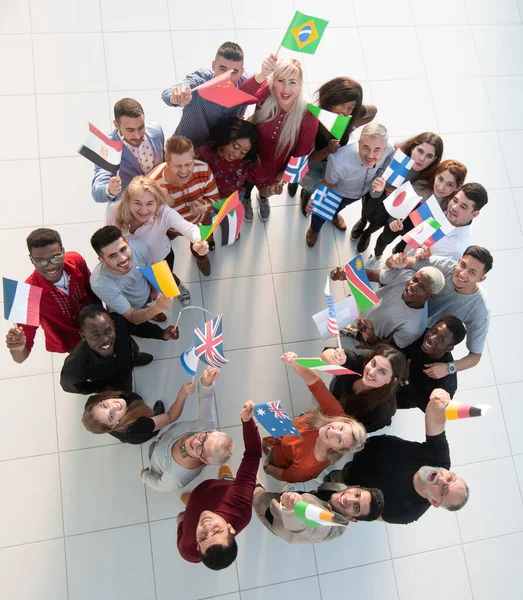 Horní pohled na lidi s vlajkami stojící v kruhu — Stock fotografie